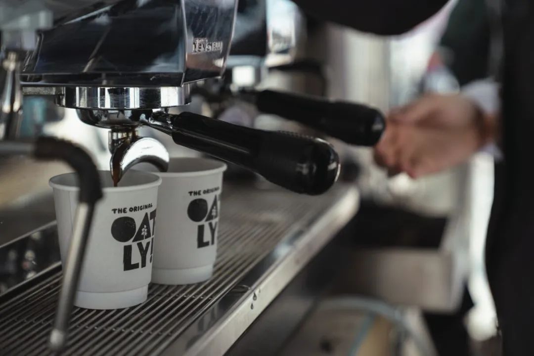 对话OATLY张春：打透、打深、打宽，10亿杯燕麦拿铁之后，饮品创新还能怎么玩？