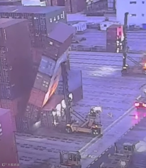 集裝箱倒塌砸傷人！港口暫?？障渥鳂I(yè)！