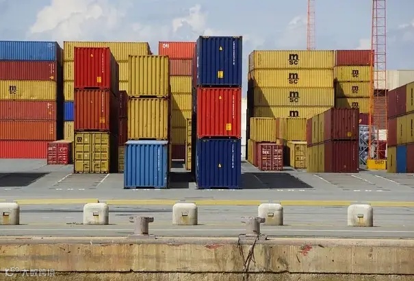 集裝箱倒塌砸傷人！港口暫?？障渥鳂I(yè)！