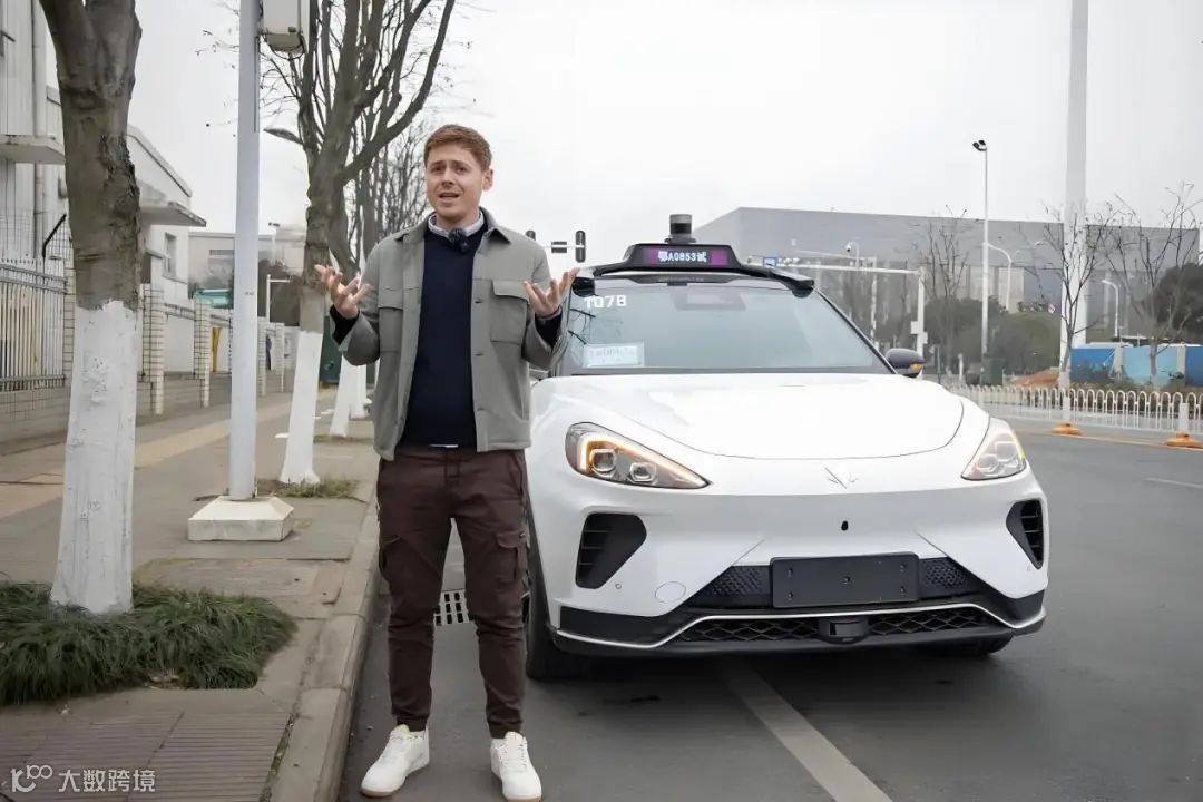 获批首个右舵左行地区牌照，萝卜快跑启动全球战略