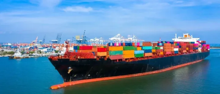 船司连发三条涨价通知！新一轮运费飙升与舱位紧张风暴席卷而至！