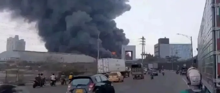 突发！南美大港发生爆炸引发大火！