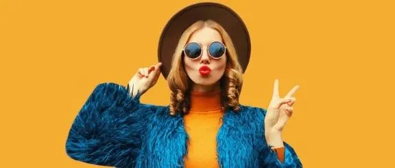 1元发圈成跨境爆款，16岁女孩翻10倍卖出，年入超百万美金