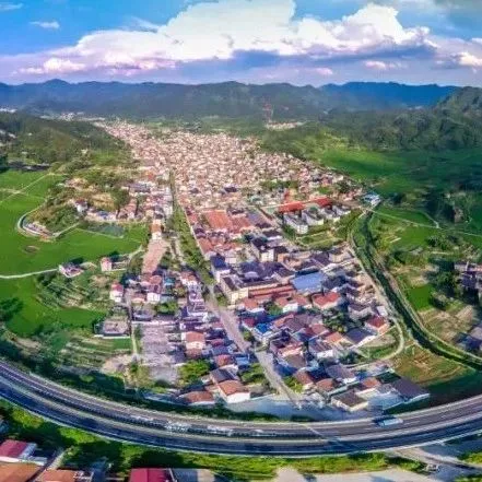 “占领”乡镇的零食大店