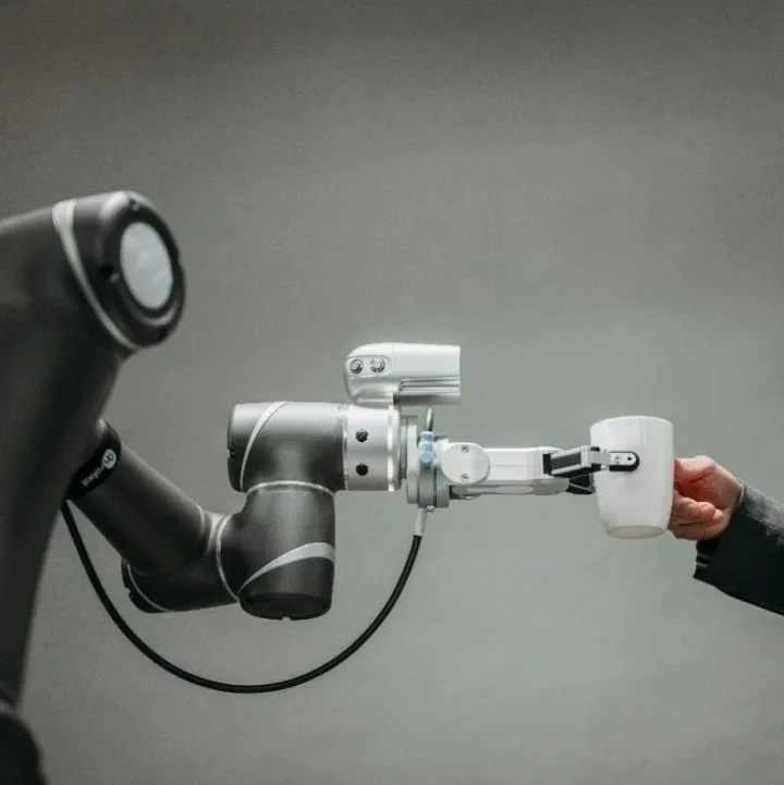 人形机器人疯狂进厂打工！银河通用、智元、乐聚机器人怕是都疯了