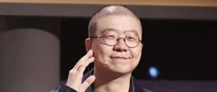 李诞：在荒诞人间栽种幽默之花