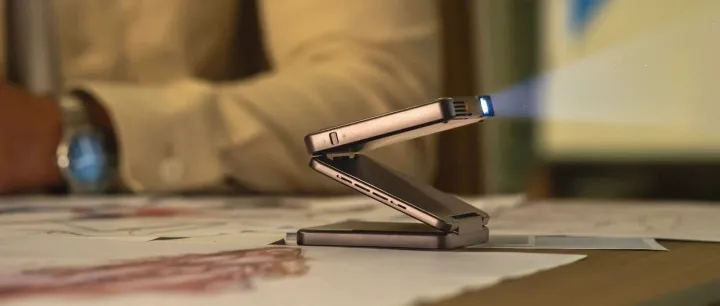 单品爆卖52万美金！全球首款三折叠投影仪在海外疯抢 | 爆品洞察