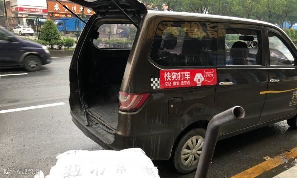 已更换为快狗打车标识的货车
