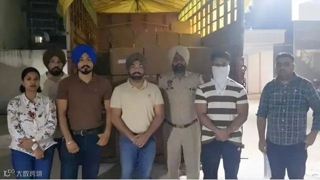 警方称,格罗弗身上缴获了一支 30 毫米手枪、一支格洛克 9 毫米手枪、一支 12 口径双管猎枪、25 发子弹和 400 克鸦片。(资料照片)(1).jpg