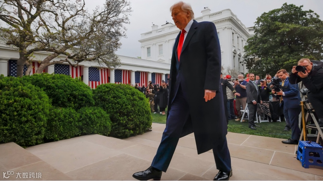 2025 年 4 月 2 日，美国总统唐纳德&middot;特朗普在华盛顿特区白宫玫瑰园发表关于关税的讲话当天散步。(1).png