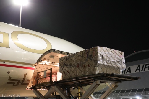 菜鸟头程包机装货图