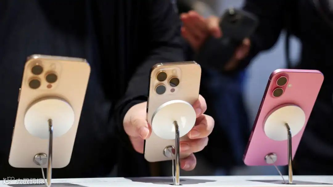 2024 年 9 月 20 日,一名男子在中国北京的一家苹果商店发售新款 iPhone 16 系列智能手机时检查 iPhone 16 Pro。路透社/Florence Lo