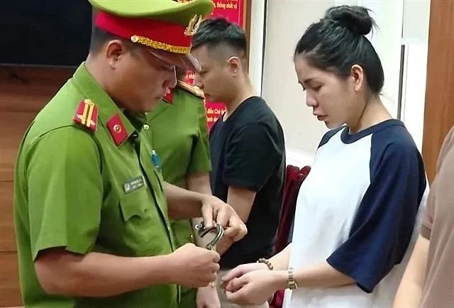 警方逮捕了Pham Quang Linh（Quang Linh Vlogs）和Nguyrn Thi Thai Hang（Hang Du Mục），两人均隶属于Chi Em Rot Group JSC，涉嫌通过膳食补充剂的误导性广告欺骗消费者。（图片：警方提供）.jpg