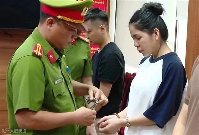 警方逮捕了Pham Quang Linh（Quang Linh Vlogs）和Nguyrn Thi Thai Hang（Hang Du Mục），两人均隶属于Chi Em Rot Group JSC，涉嫌通过膳食补充剂的误导性广告欺骗消费者。（图片：警方提供）.jpg