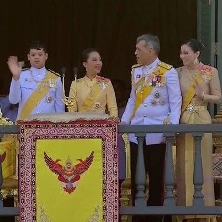 图片丨泰国王室成员集体亮相致辞,百万民众齐呼万岁- 大数跨境