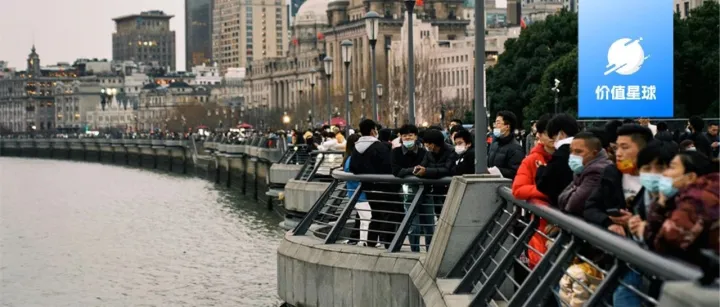 “在外滩逛了五分钟，耳边飘过的外语比普通话还多”