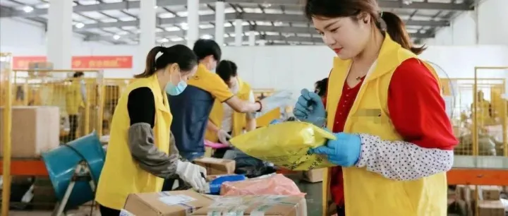 电商巨头弱化上门服务，快递小哥为何拍手叫好？