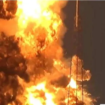马士基巨轮突发爆炸!3 船员受伤,254 海里外的海上救援 “生死时速……