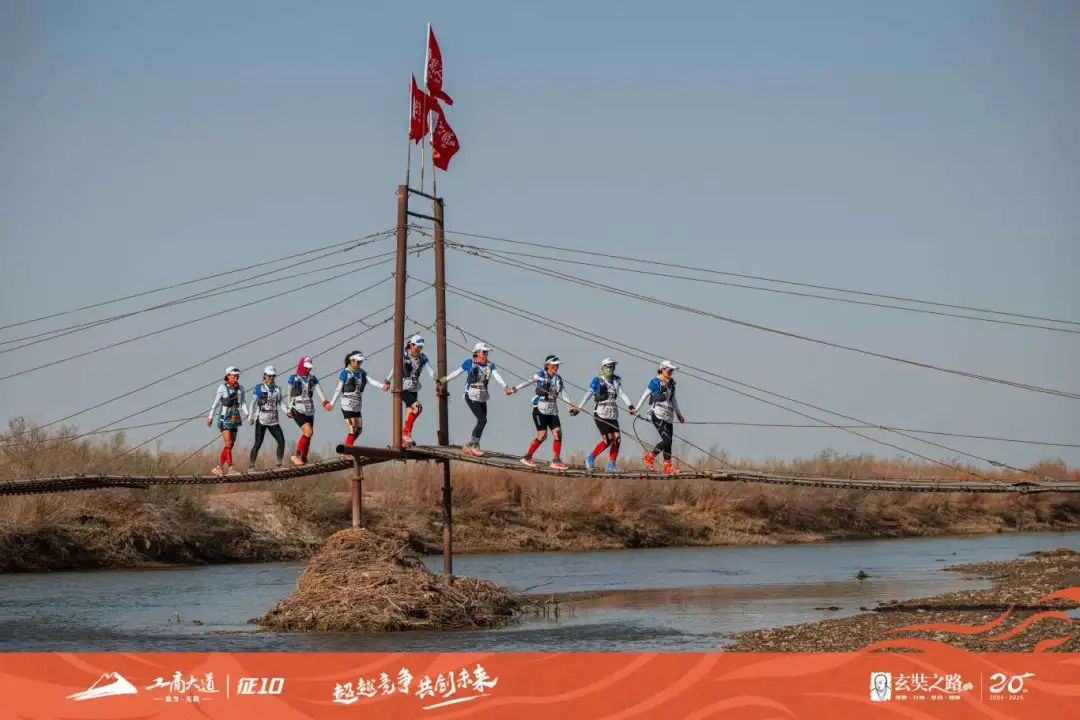 手牵手过桥.jpg