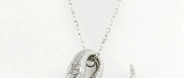 还在为珠宝图修图发愁？AI精修1秒搞定，高端质感立现！