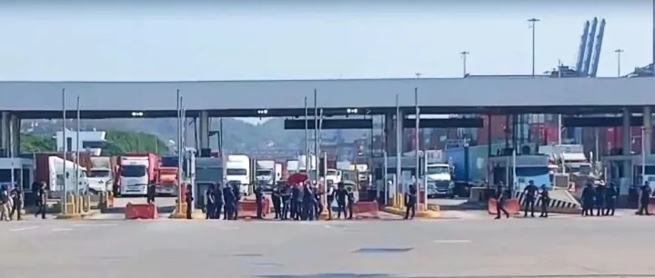 从 "黄金通道" 到 "血栓点"：4000 辆卡车滞留！10 万吨货物积压！