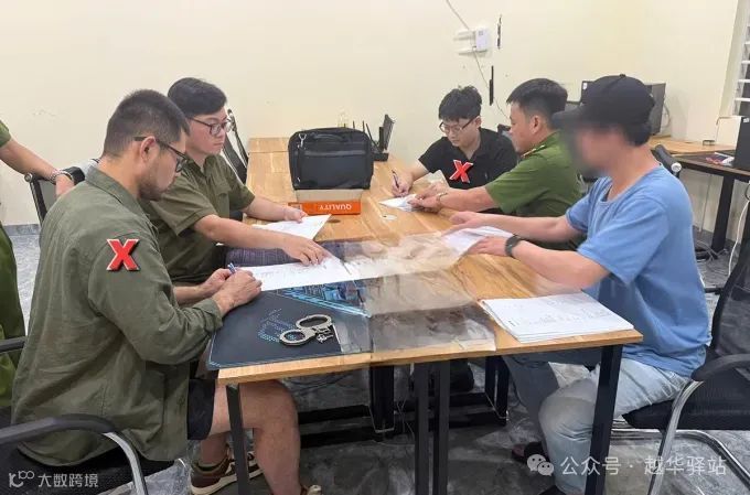 警察与许多中国人一起工作。照片:警方提供