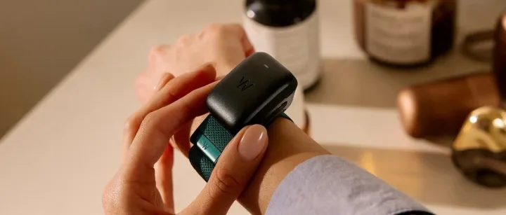 砍掉屏幕、功能极简，这款手环年销10亿打爆全球市场｜品牌出海