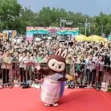 印花布料少，但要的急！义乌商家靠labubu娃衣生意赚翻了