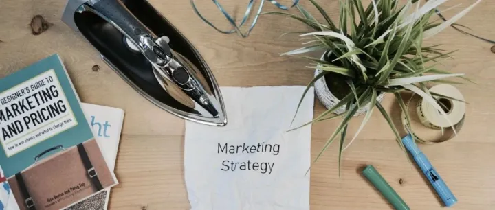 我用Claude.ai生成了一份割草机美国市场的营销推广策略PPT