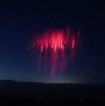 北美雷暴 NASA太空人惊见巨大“红色精灵”