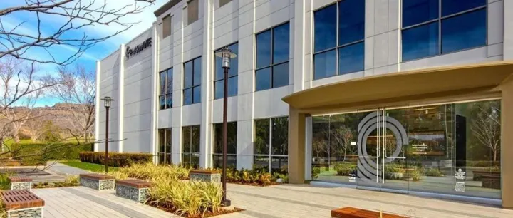 从2个人到行业霸主，这家保健品如何用一粒维生素征服全美国？