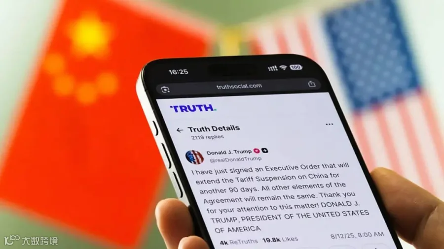 中国重庆 - 8 月 12 日：在这张照片插图中，一个人拿着一部智能手机，上面显示着美国总统唐纳德&middot;特朗普在 Truth Social 上发布的帖子，上面写着&ldquo;我刚刚签署了一项行政命令，将把对中国的关税暂停再延长 90 天，该协议的所有其他内容将保持不变&rdquo;，背景中显示中国和美国的国旗， 2025 年 8 月 12 日在中国重庆。（图片插图：程鑫/盖蒂图片社）