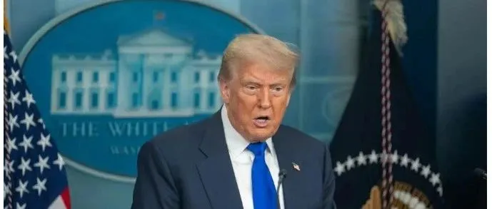 特朗普威胁对俄征收100%关税，并炫耀美关税收入