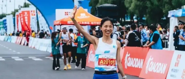 “中国最快”女护士：跑得赢马拉松，却跑不赢排班表