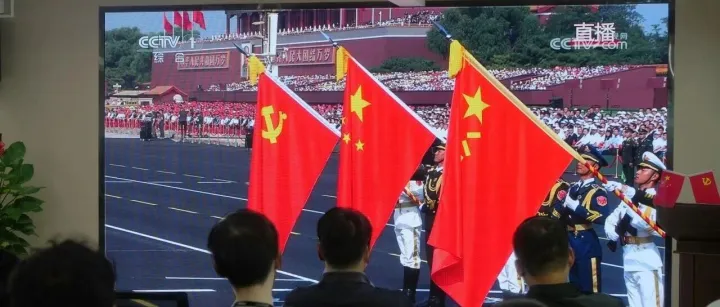 海南游戏出海公共服务平台组织观看抗战胜利80周年阅兵直播活动