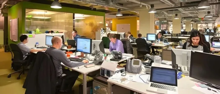 拒绝“职场小透明”！国际化团队的沟通秘籍，就藏在这9个英语俚语里！