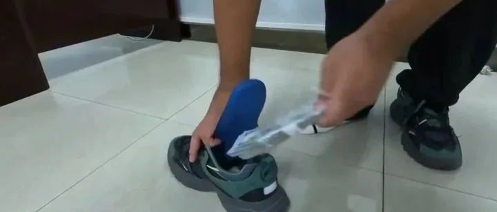 背包的钱是给关关看的，脚底钱是给关关查的