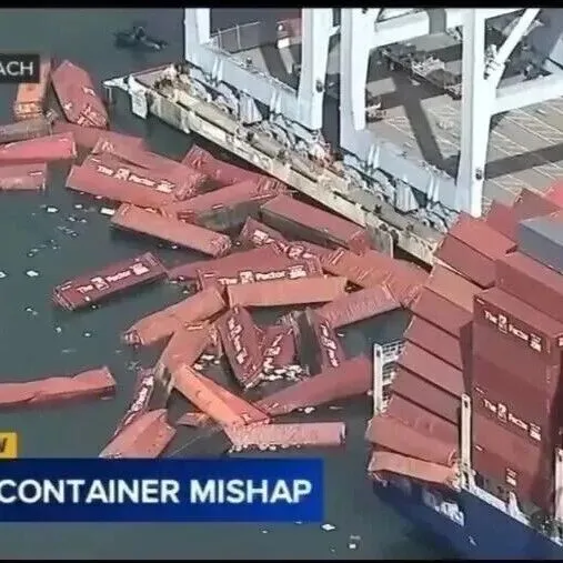 突发！美国港口发生事故！60多个集装箱坠入海中！
