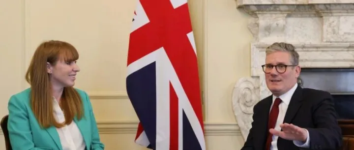 英副首相漏税辞职迫斯塔默内阁洗牌;<em>英国</em>可能暂停向未达成移民遣返协议的国家发放签证;伦敦铁路工人罢工赢得加薪;<em>哈</em><em>里</em><em>王子</em>返英纪念祖母