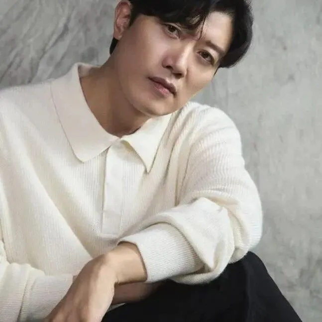 ‘의<em>식</em>불명’ 박희순, 사지 깁스 <em>입</em><em>원</em>…동료 배우들 눈물 (컨피던스맨 KR)