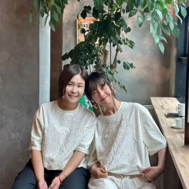 60대 서정희, 40대 <em>디</em>자이너와 커플<em>티</em>... '원조 동안' 맞네