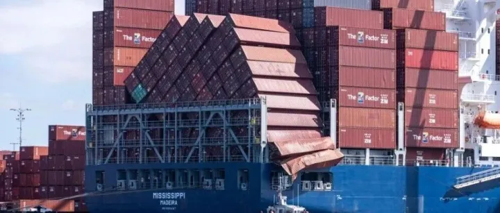 突发，以星一集装箱船在长滩港ITS码头发生事故，70多个集装箱落水