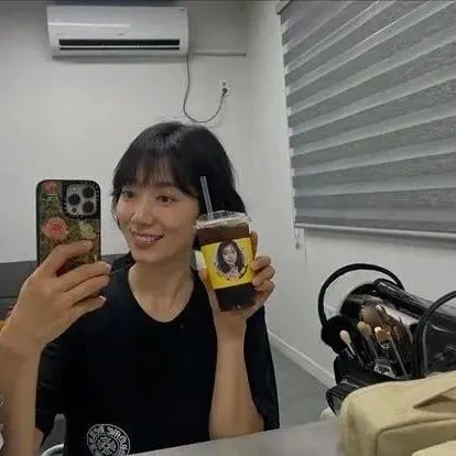 박<em>신</em>혜, 단발 하니 세상 상큼..엄지원 커피차에 하트 애교