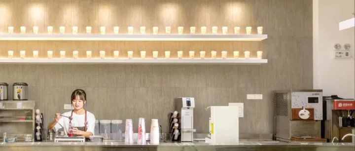 雪王登基：蜜雪冰城从街边小店到全球“水店王”