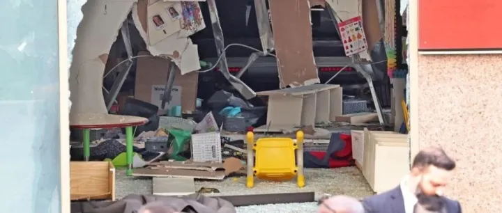 1死9伤！加拿大幼儿园被失控汽车撞穿！一岁幼儿当场丧命！