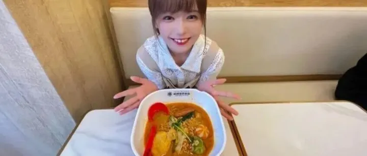 中式麻辣烫输出日本！樱花妹美美打扮排队出片，还专做麻辣烫评测...啥？