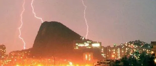 日本自卫队俩队员，竟然同时<em>被</em><em>雷劈</em>死了？