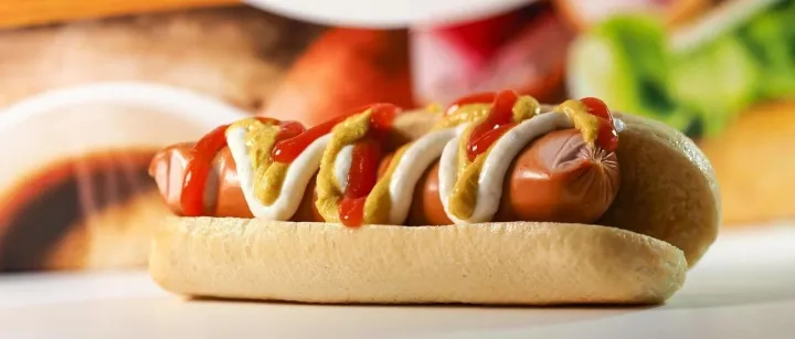 “美式热狗”——从街头到餐桌的百年狂欢