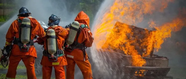 300bar的呼吸守护：高压活塞压缩机如何成为消防安全的“气源心脏”