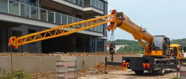 柳工12吨起重机LTC120T5：狭小工地的破局利器